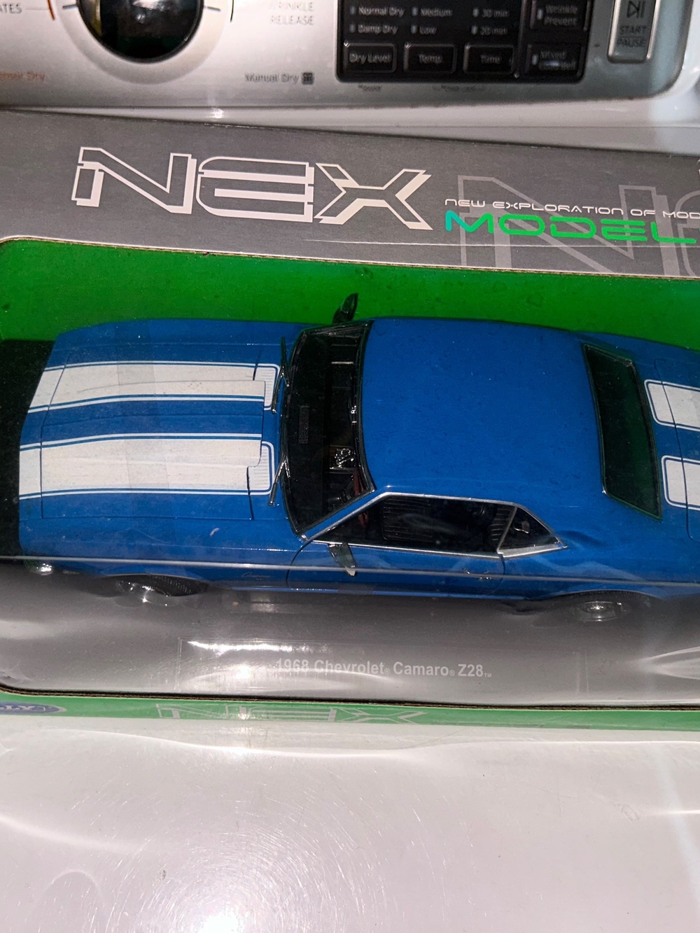 Welly NEX 1968 Chevrolet Camaro Z28 1:18 scale diecast model car.